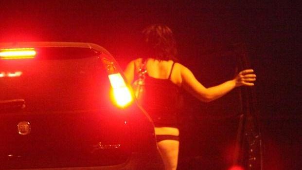 Una famiglia accusata di far prostituire la fidanzata del figlio