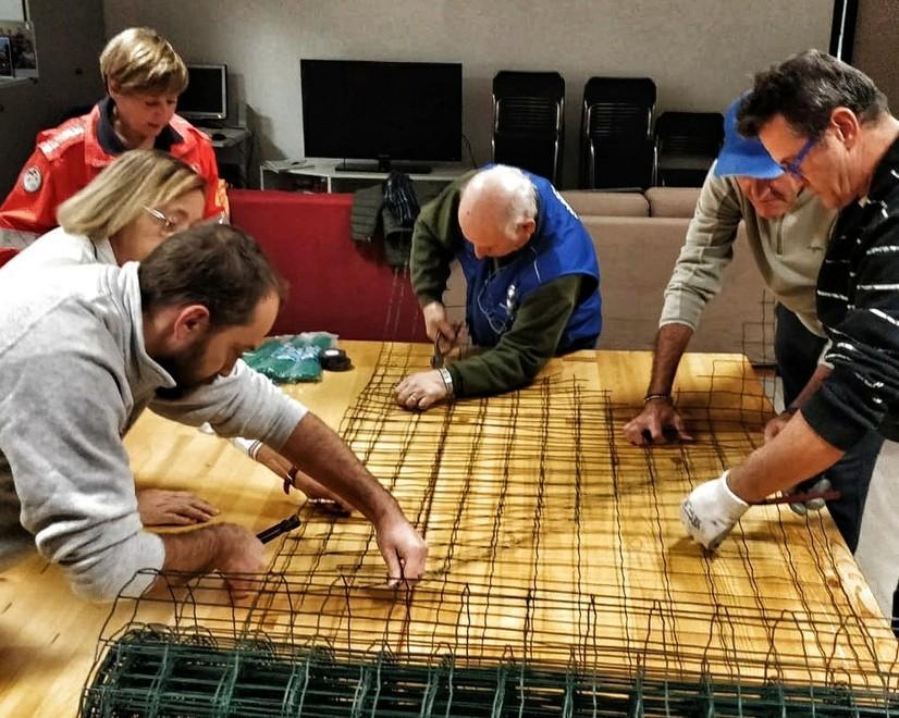 Con “Un filo che unisce” alberi vestiti a uncinetto e un Natale di solidarietà 