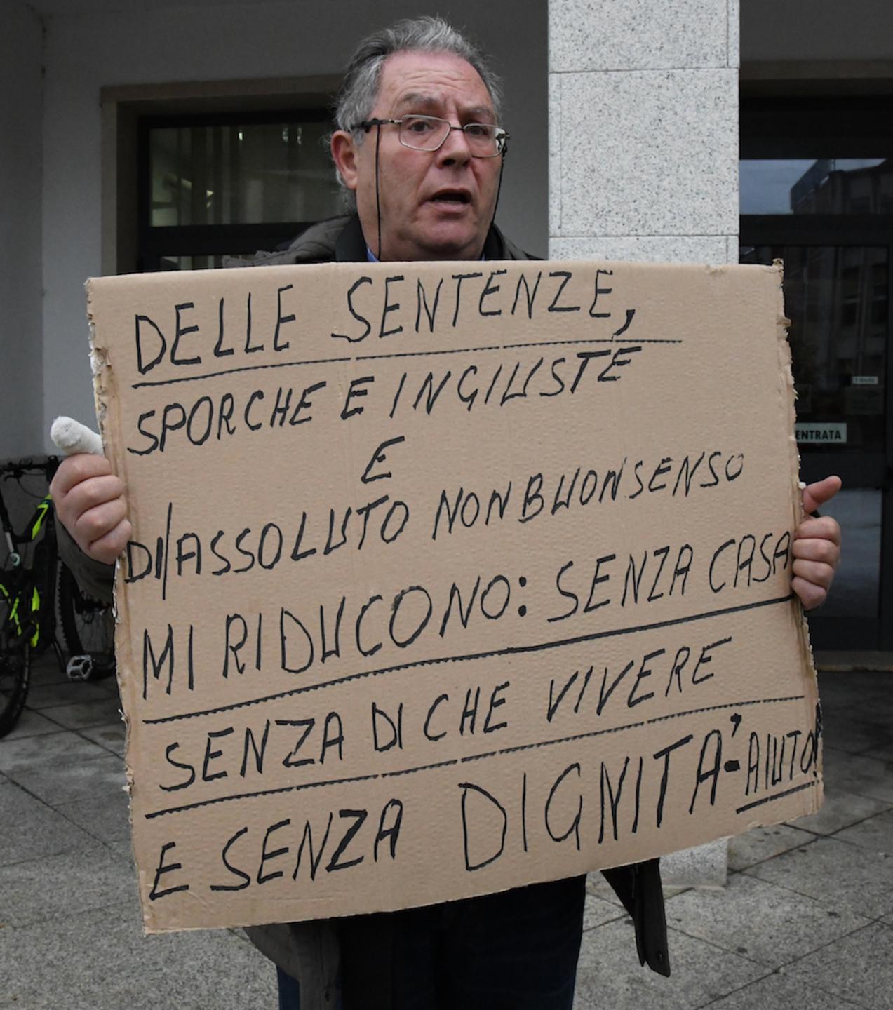 Rischia la demolizione della casa protesta davanti al tribunale