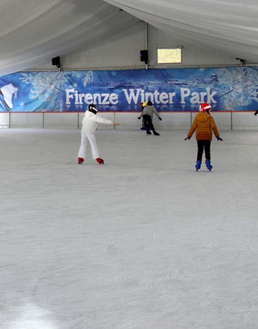 Il regno di neve e ghiaccio nel centro di Firenze con il Winter park