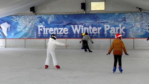 Il regno di neve e ghiaccio nel centro di Firenze con il Winter park