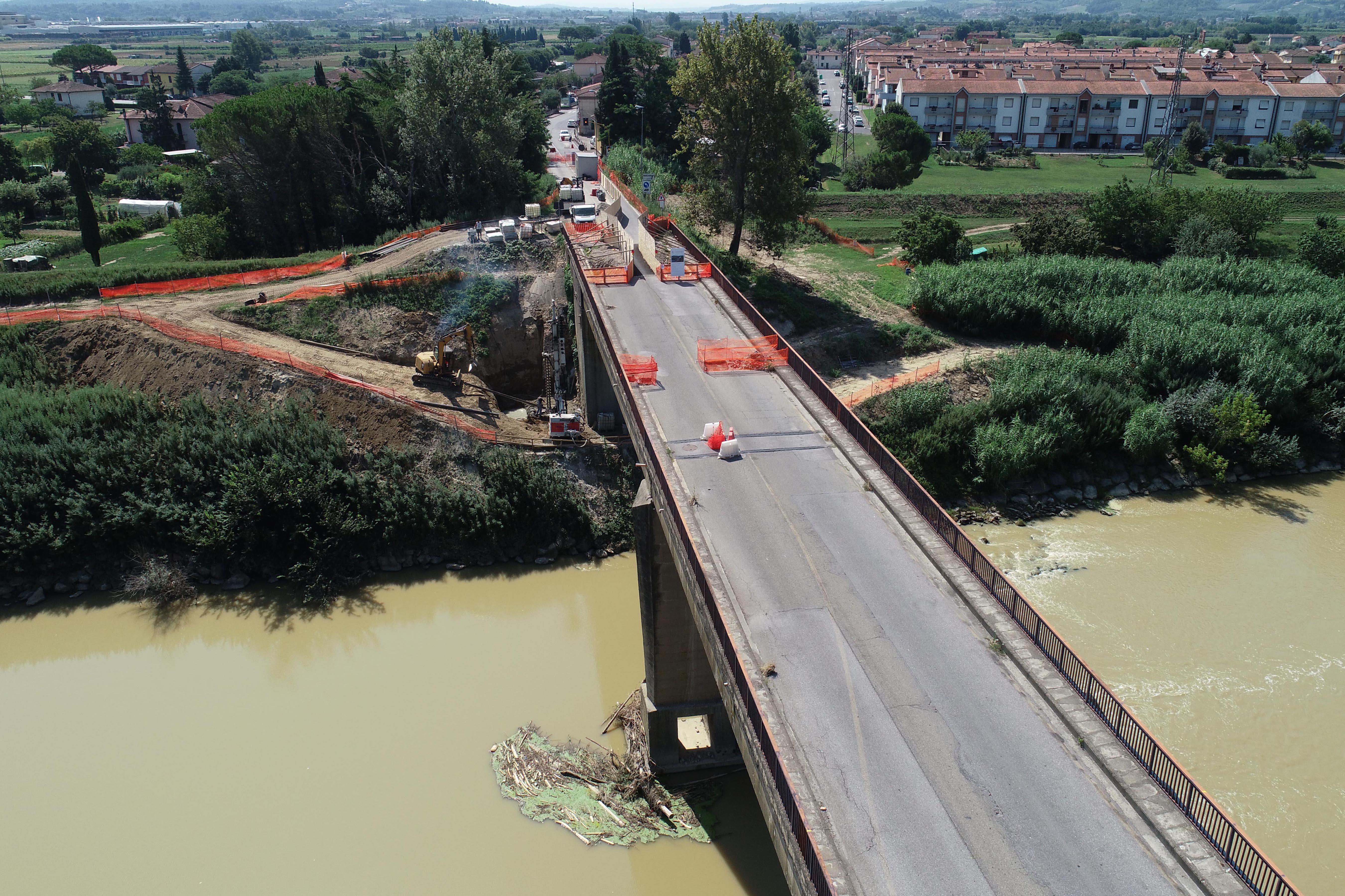 Il cantiere per i lavori sul ponte di Marcignana (foto Sestini)