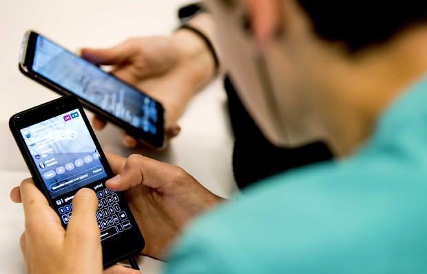 Ragazzini che si scambiano messaggi con gli smartphone