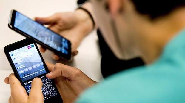 Ragazzini che si scambiano messaggi con gli smartphone