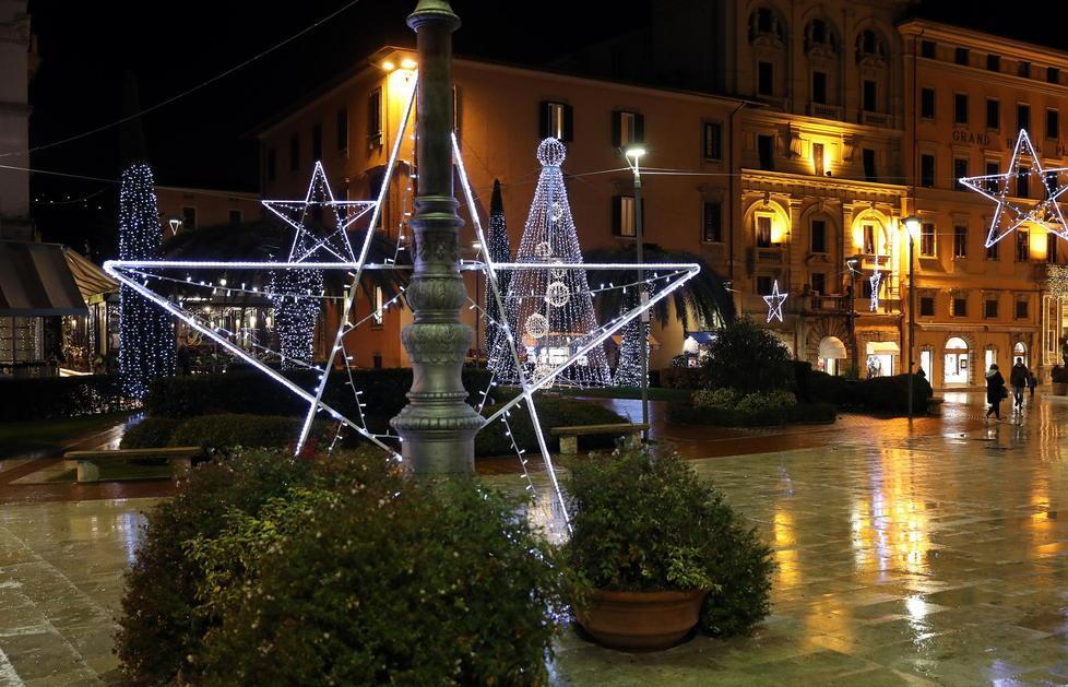 Luci di Nataleaccese in centro, ma la cerimonia ufficiale ci sarà solo sabato 30 novembre (Foto Nucci)