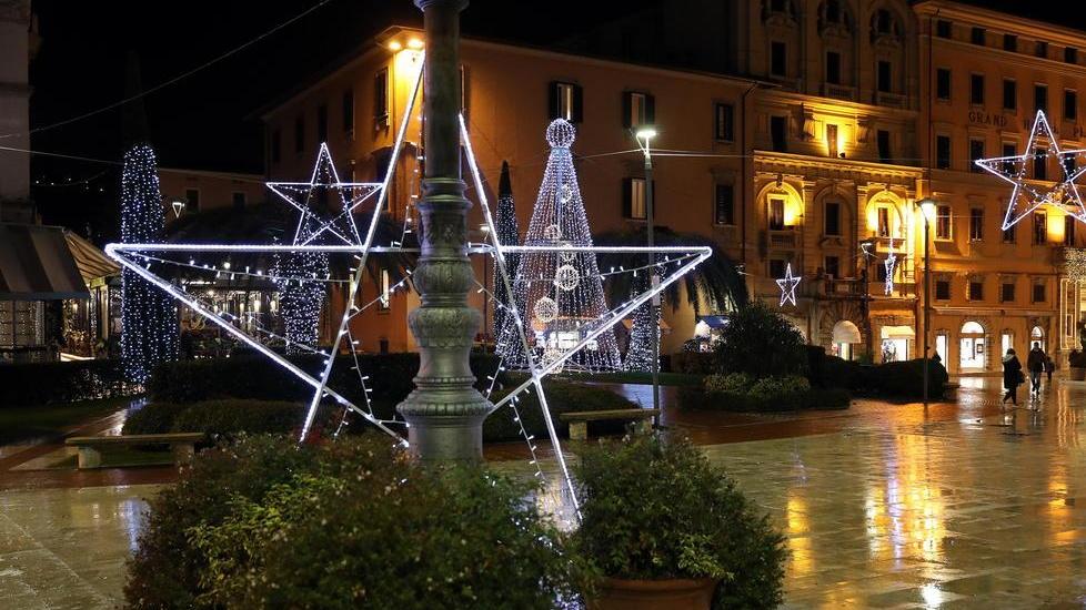 Luci di Nataleaccese in centro, ma la cerimonia ufficiale ci sarà solo sabato 30 novembre (Foto Nucci)