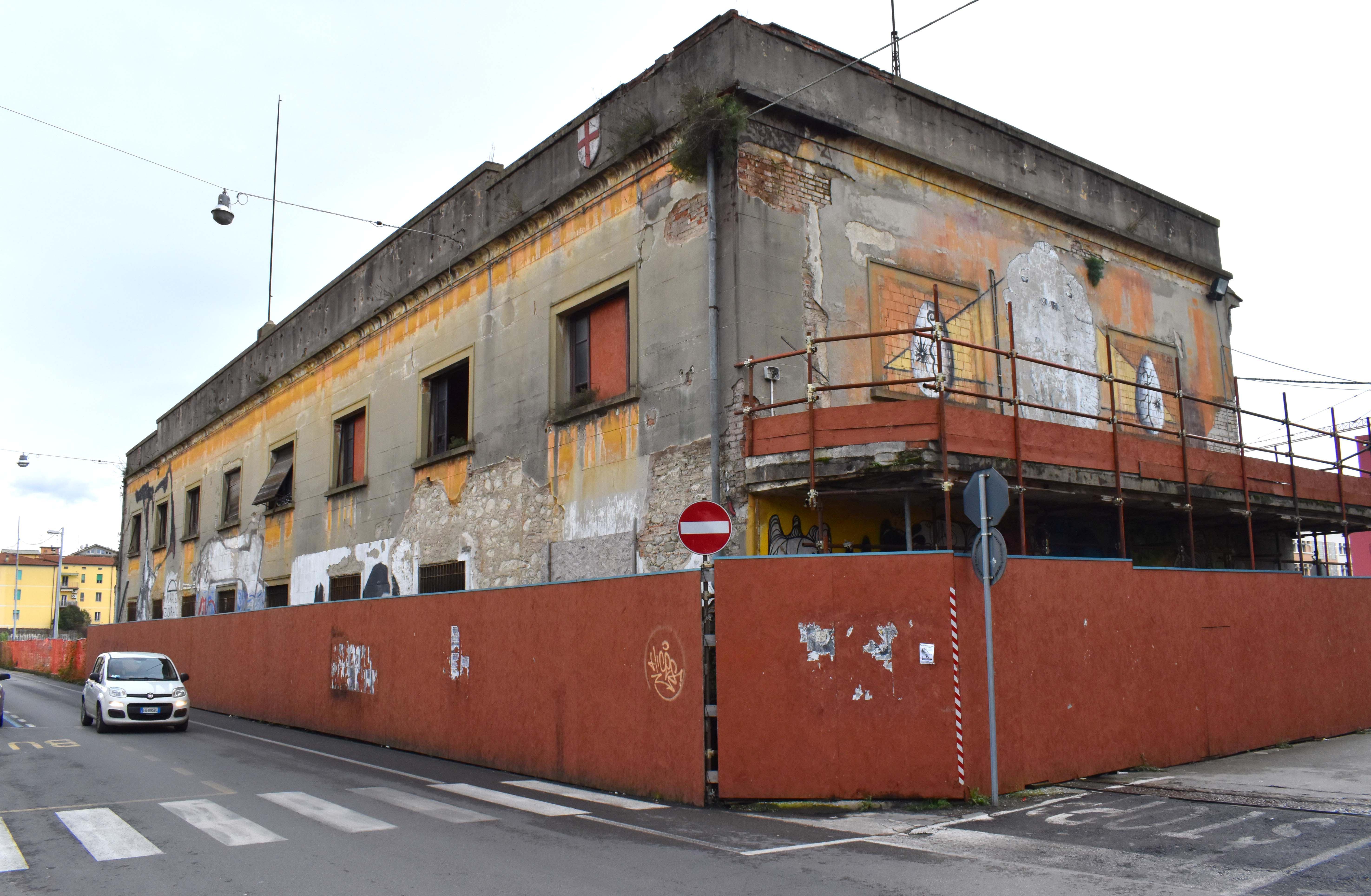 La palazzina abbandonata in cui avvenne la lite culminata con l’accoltellamento (Foto Gori)