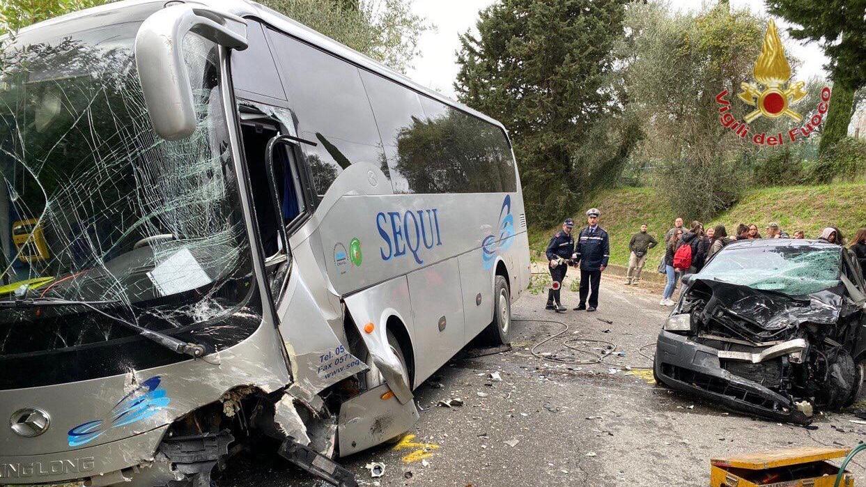 Il pullman dibito a scuolabus e l'auto coinvolti nell'incidente a Palaia
