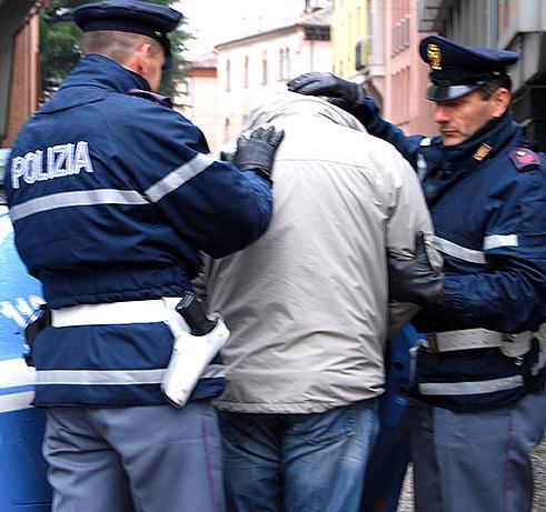 Prende il reddito di cittadinanza ma spaccia per sopravvivere