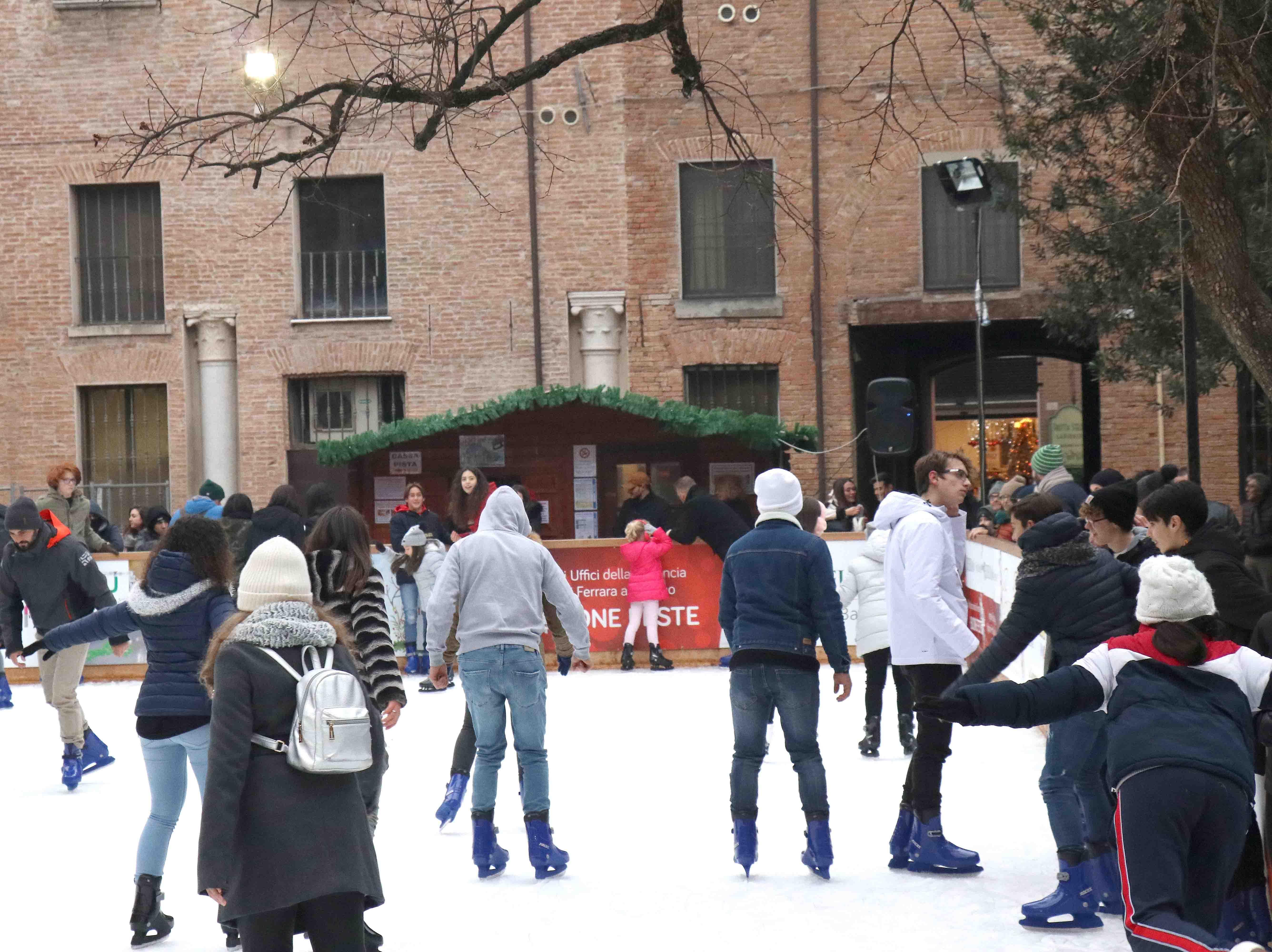 La pista di pattinaggio nel girardino delle Duchesse a Ferrara