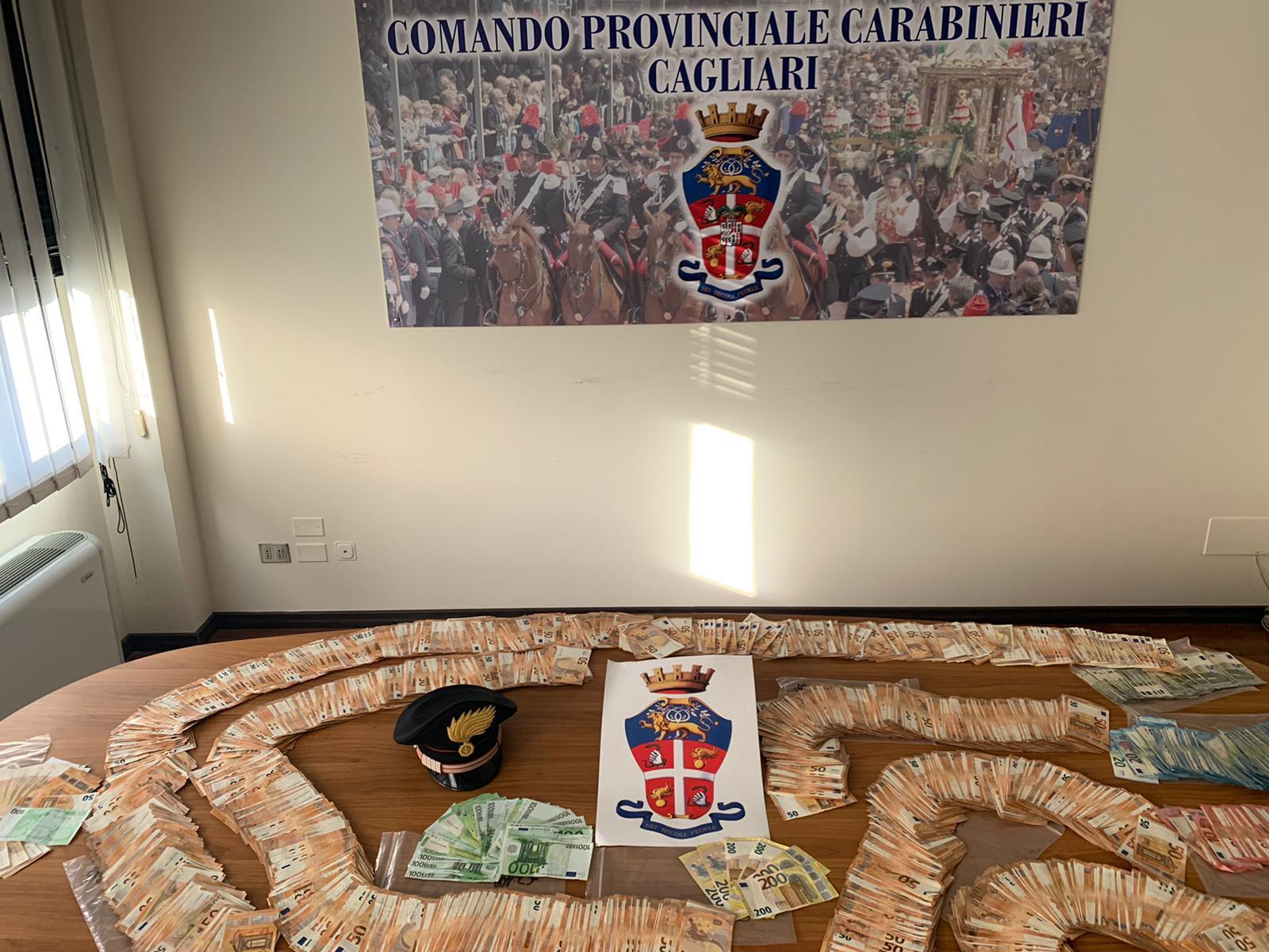 Sotto il materasso dei genitori 150mila euro in contanti, spacciatore arrestato a Cagliari 