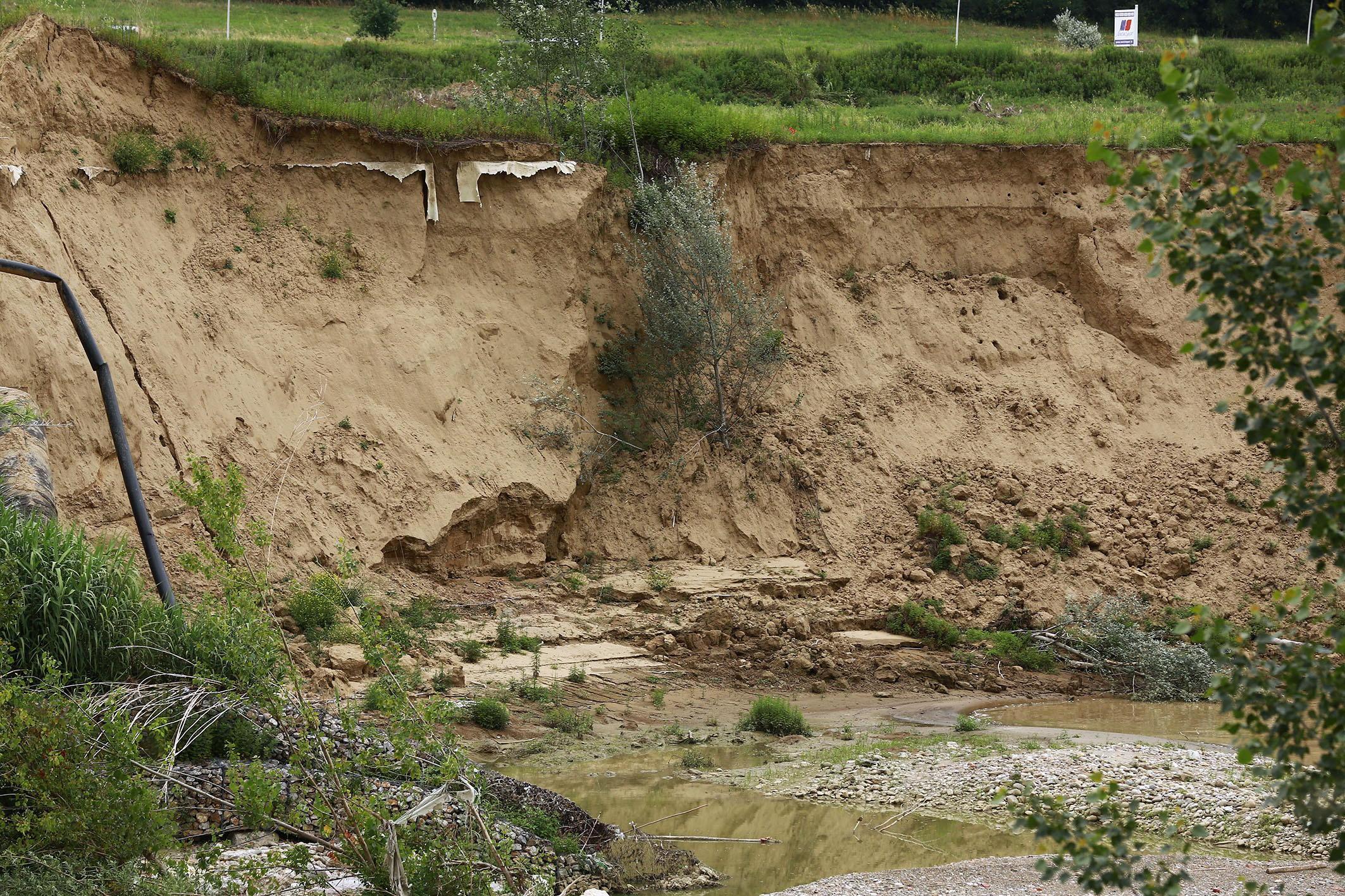 La frana che aveva messo a rischio la cassa di espansione dell’Arno nella zona tra Fibbiana e Capraia (foto Carlo Sestini)