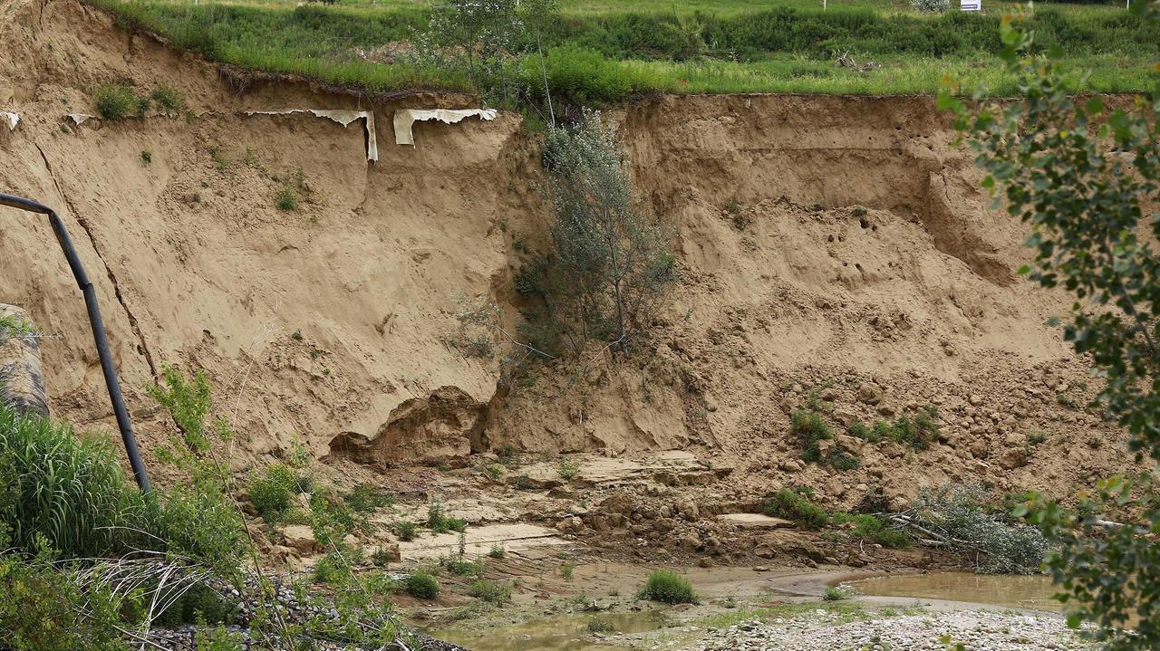 La frana che aveva messo a rischio la cassa di espansione dell’Arno nella zona tra Fibbiana e Capraia (foto Carlo Sestini)
