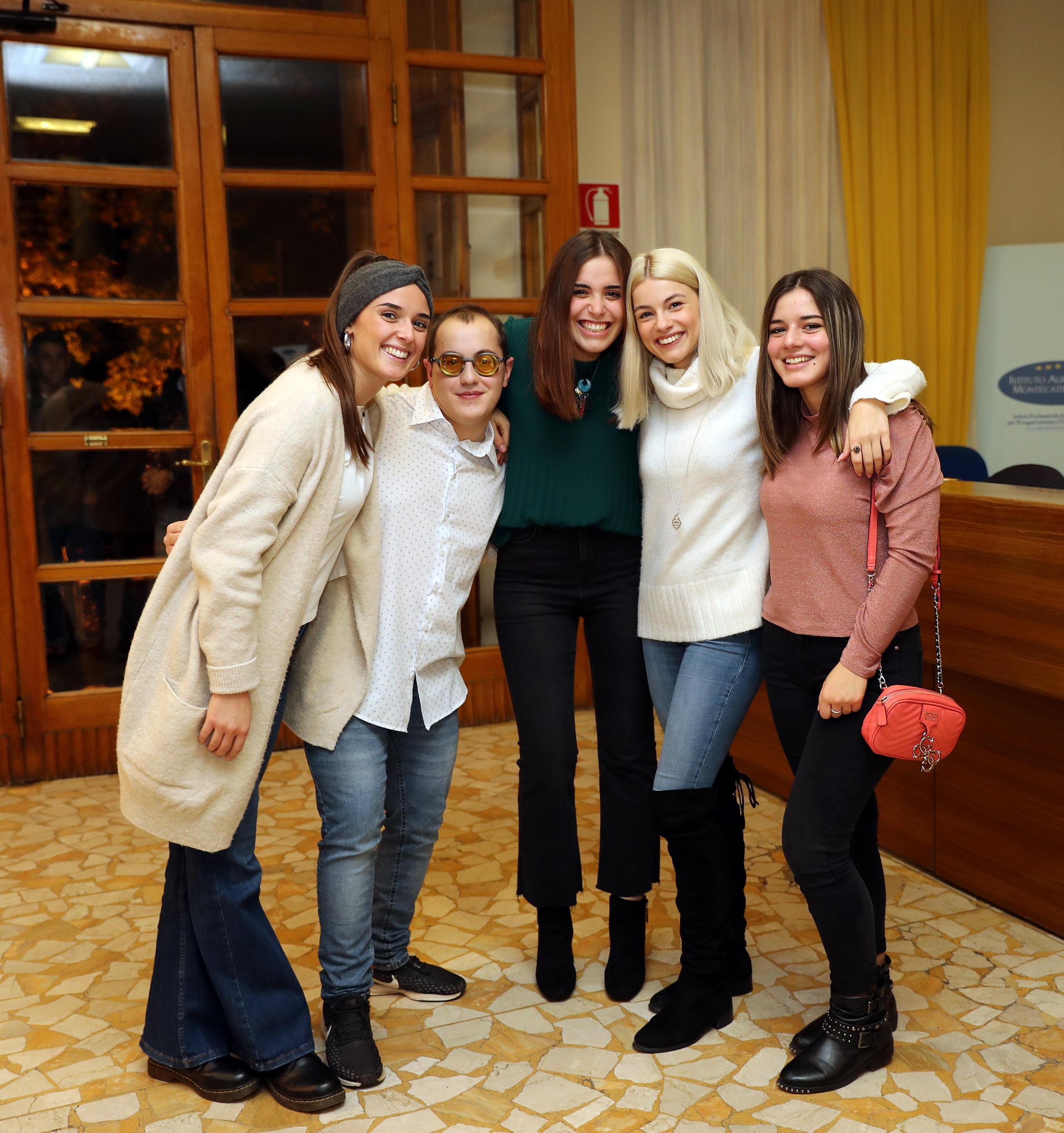 Alcuni alunni che si sono diplomati con cento nello scorso anno scolastico (foto Nucci)