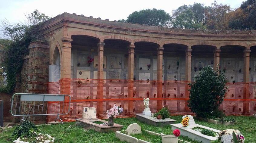 Teli color arancio e tante transenne: al cimitero incuria e chiesetta chiusa