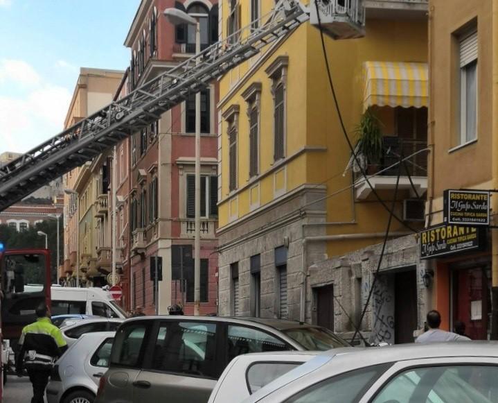 Incendio in un appartamento a Cagliari, gli inquilini fuggono in strada