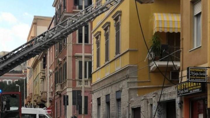 Incendio in un appartamento a Cagliari, gli inquilini fuggono in strada
