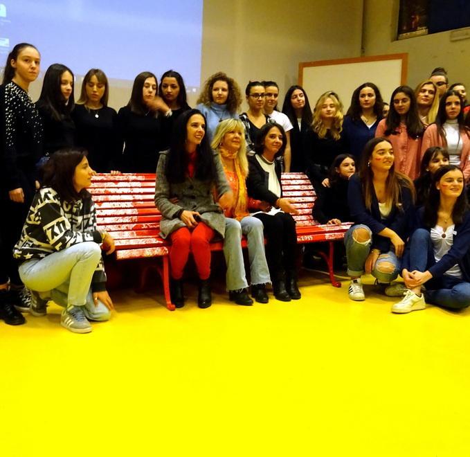 Una panchina rossa per Vanessa nella sua scuola 