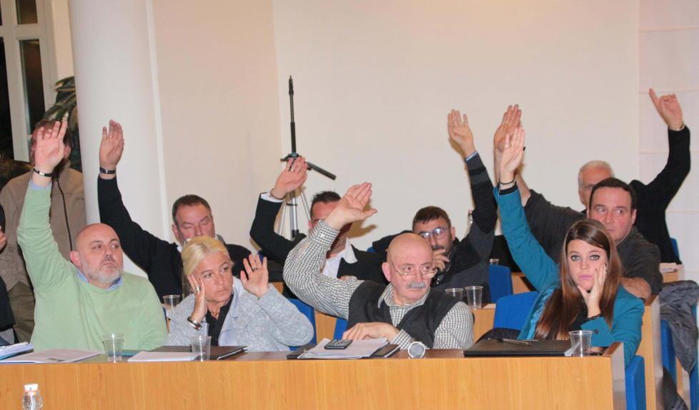 Il dissesto è realtà Massarosa vota in consiglio tra urla e scambi di accuse 