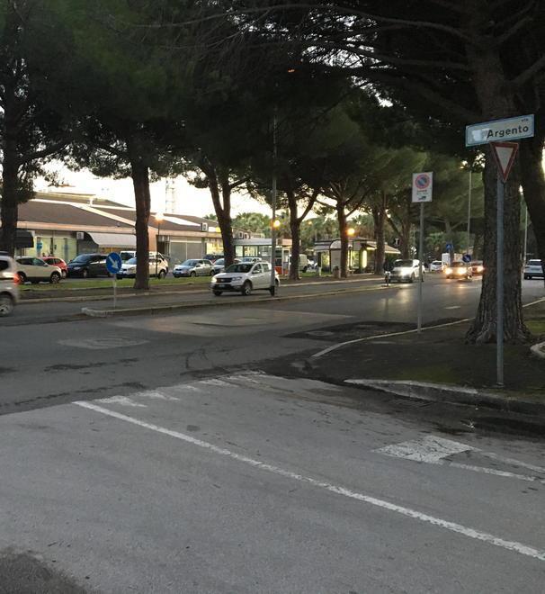 L’incidente di fronte al centro commerciale