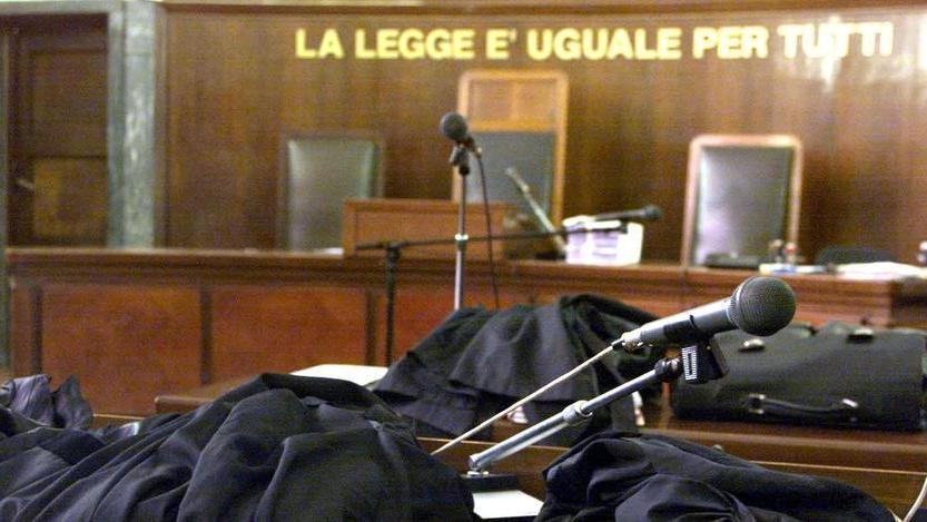 Violenza sessuale sull’alunna 17enne: pena ridotta a 2 anni