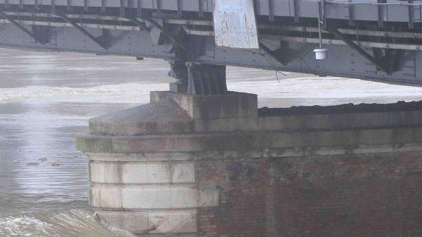 Passa la piena avvolta nella nebbia, l’acqua del Po veloce verso il delta