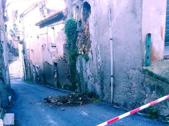 Le piogge fanno crollare un muro 