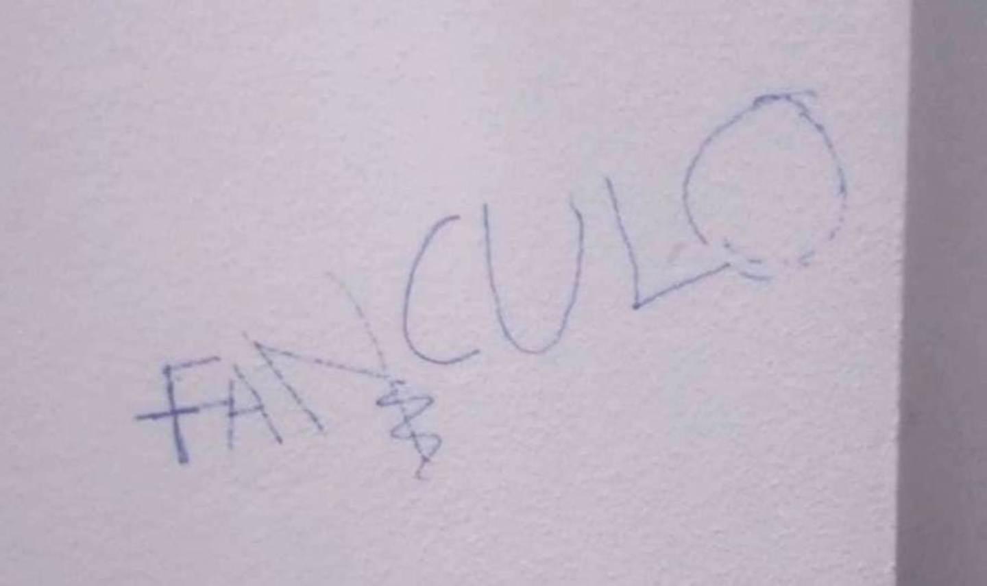 Parolacce sul muro della palestra appena ritinta