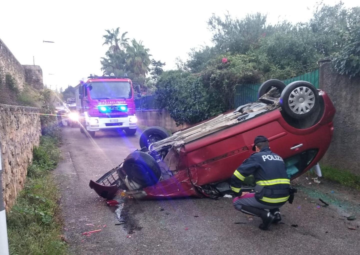 Sassari, sbatte con l'auto contro una centralina e causa un black-out 