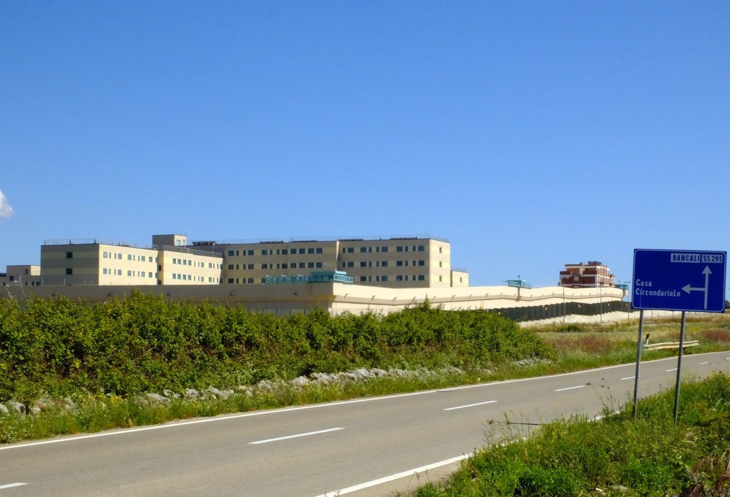 Suicida in carcere a Bancali, nuove accuse per il medico del penitenziario