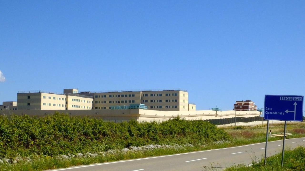 Suicida in carcere a Bancali, nuove accuse per il medico del penitenziario