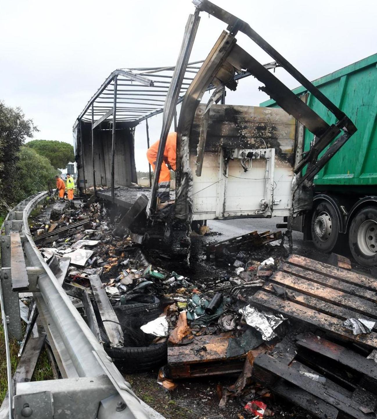 Camion a fuoco lungo la superstrada, in cenere il carico