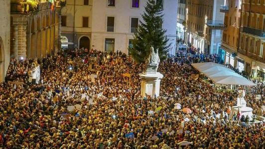 Sardine al debutto in Toscana: oggi in migliaia in piazza a Firenze