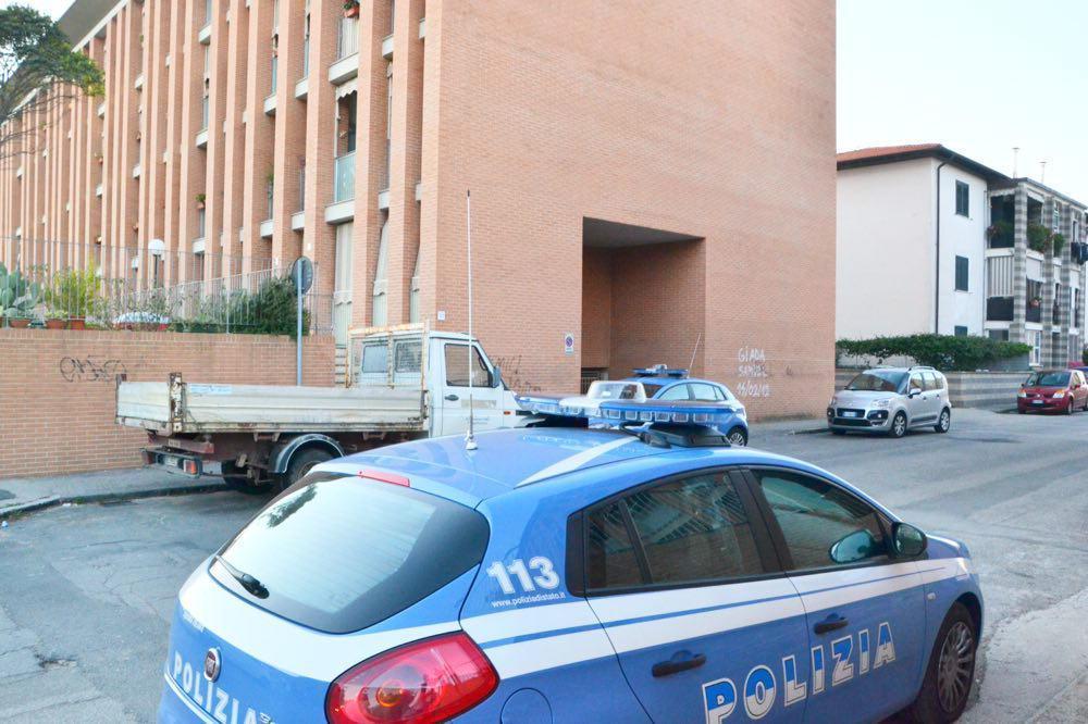 Un'auto della polizia di Stato in piazza Saragat (foto d'archivio)