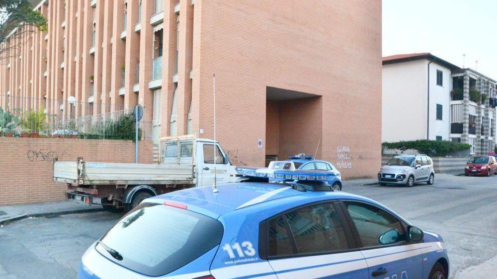 Un'auto della polizia di Stato in piazza Saragat (foto d'archivio)