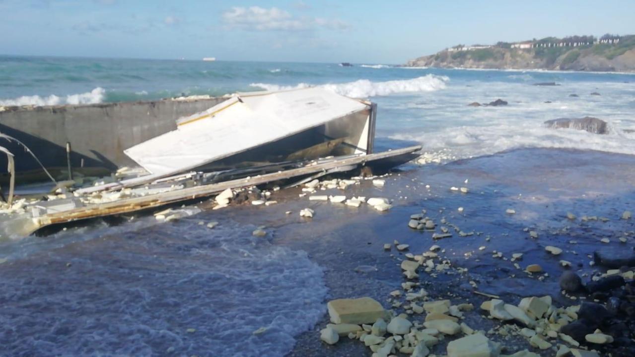 Il container spiaggiato al camping Miramare (foto Cecilia Foschi/Pentafoto)