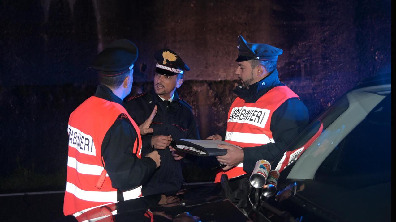 L'intervento dei carabinieri sul luogo dell'incidente mortale (foto Sestini)
