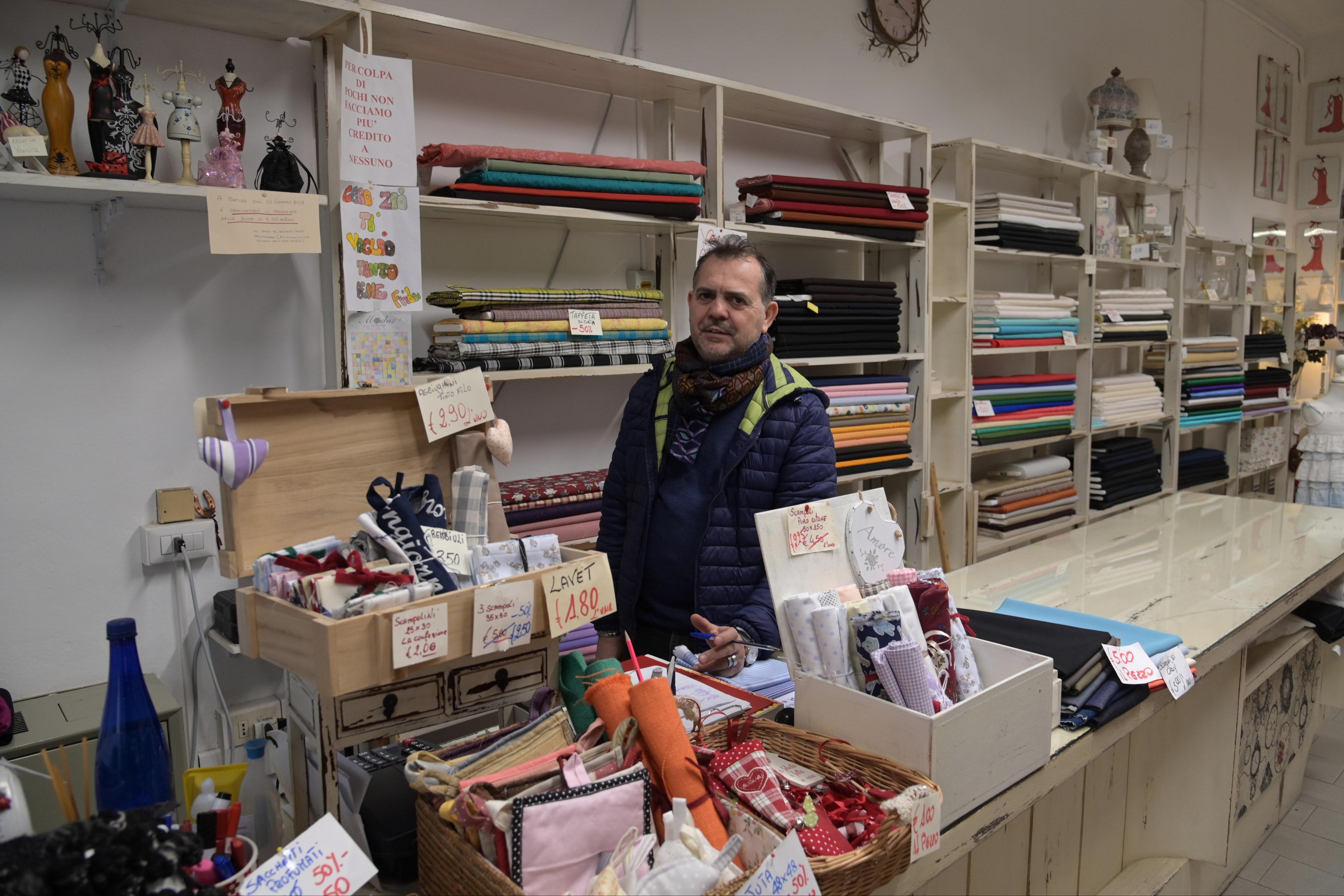 Enrico Battistini titolare del negozio Grazia Tessuti (foto Sestini)