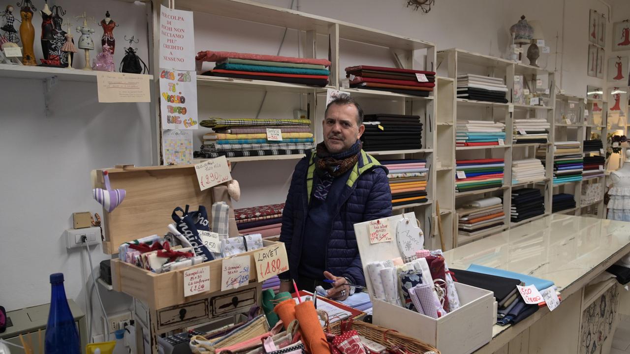 Enrico Battistini titolare del negozio Grazia Tessuti (foto Sestini)