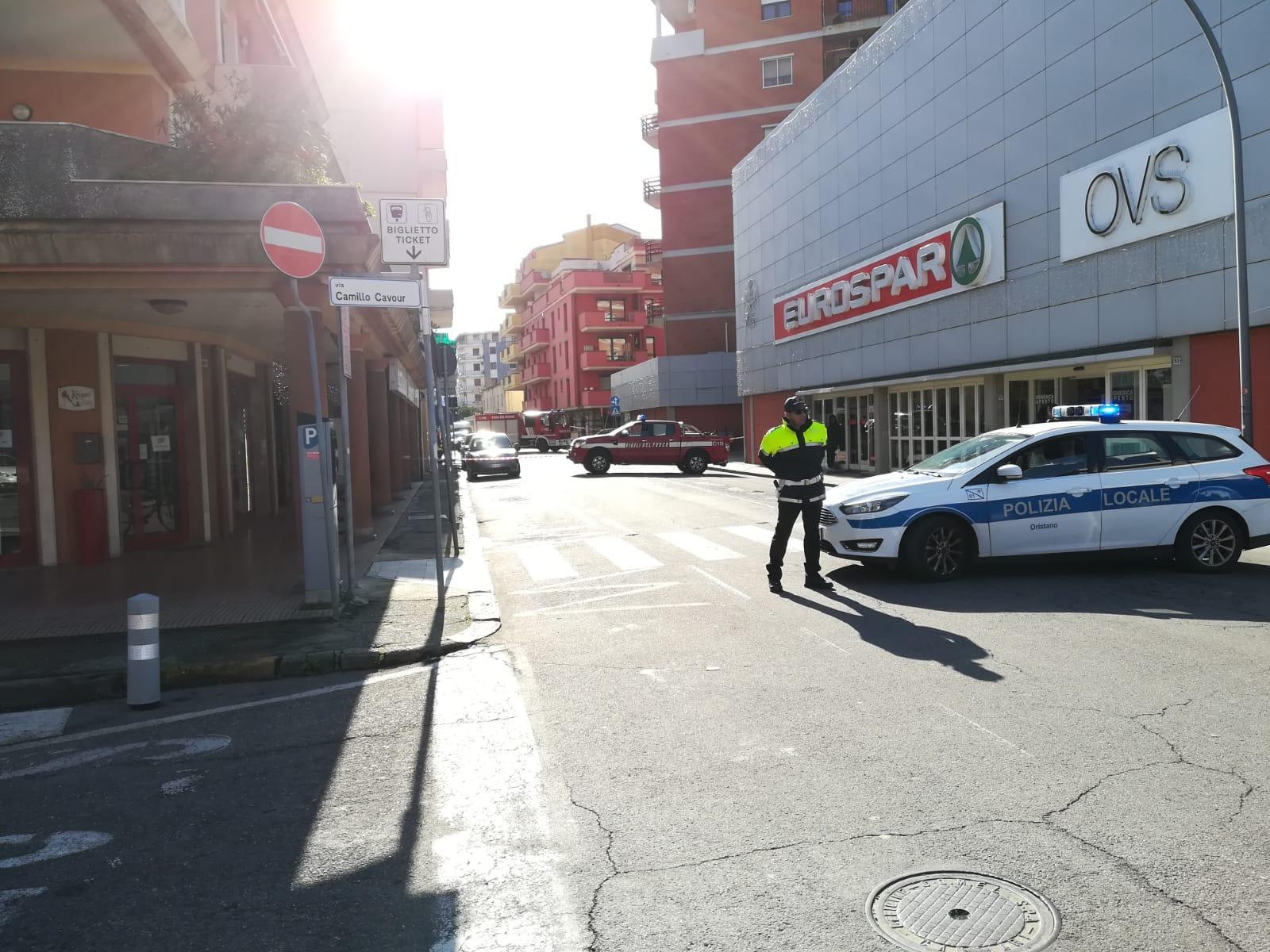 Viale Diaz chiuso al traffico per la fuga di gas (foto Francesco Pinna)