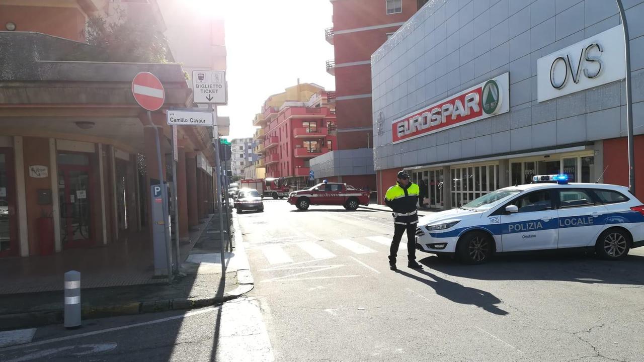 Viale Diaz chiuso al traffico per la fuga di gas (foto Francesco Pinna)