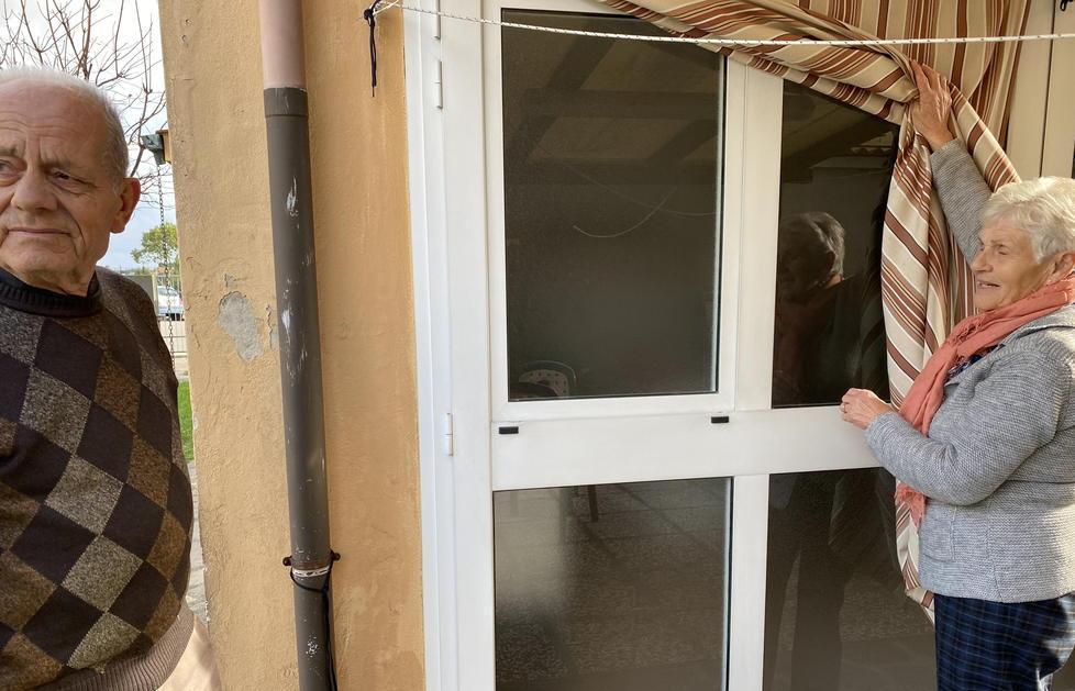 Franco Cerretini e la moglie mostra i segni del passaggio dei ladri in casa loro