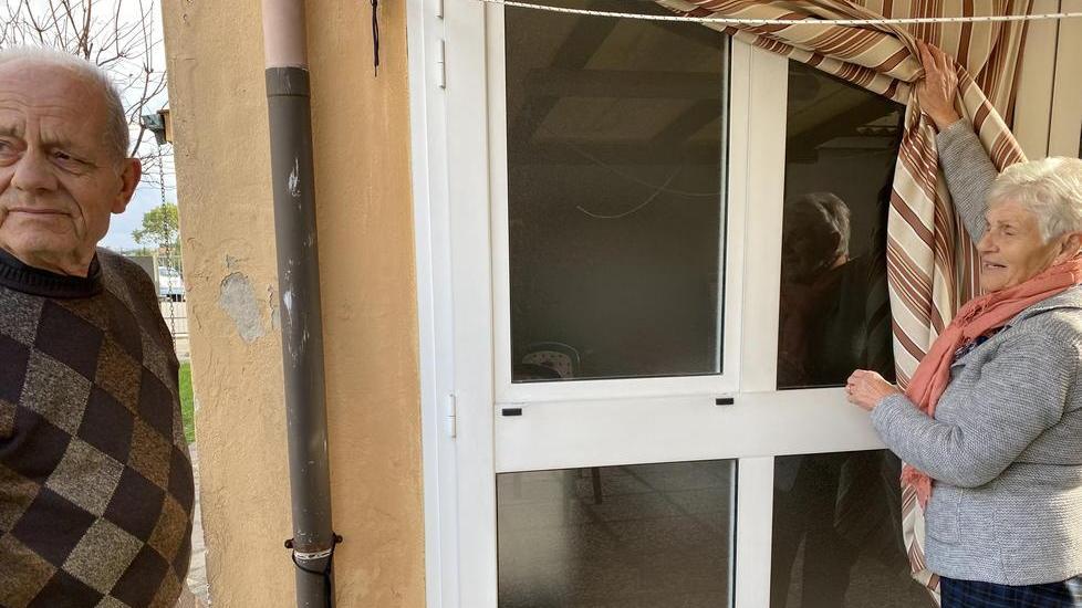 Franco Cerretini e la moglie mostra i segni del passaggio dei ladri in casa loro