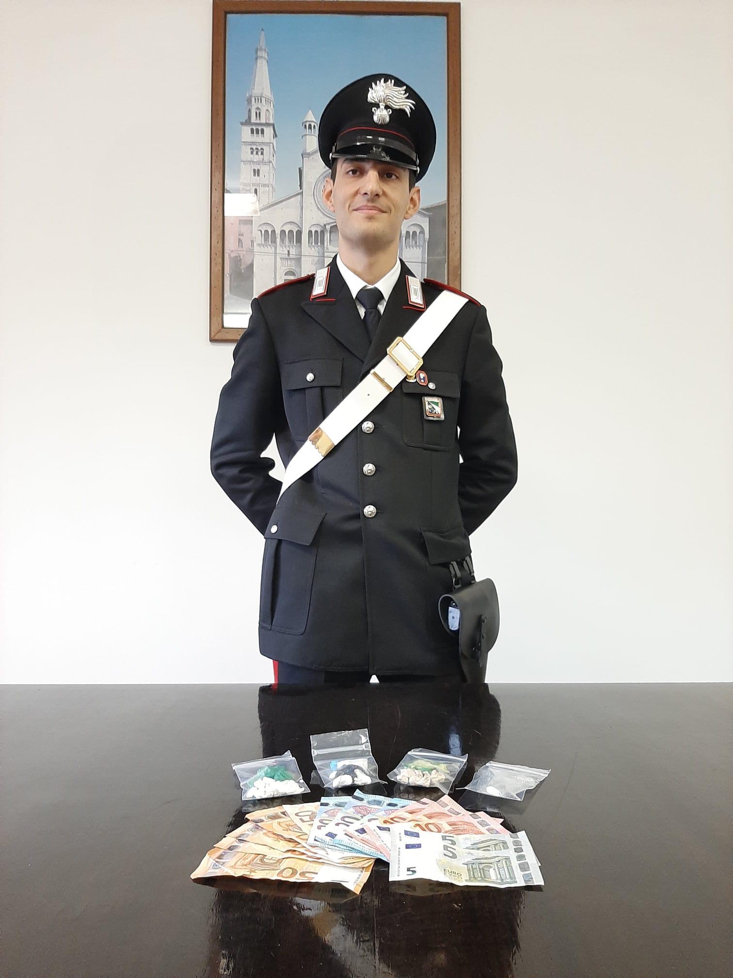 Modena, pusher strattona i carabinieri: arrestato 