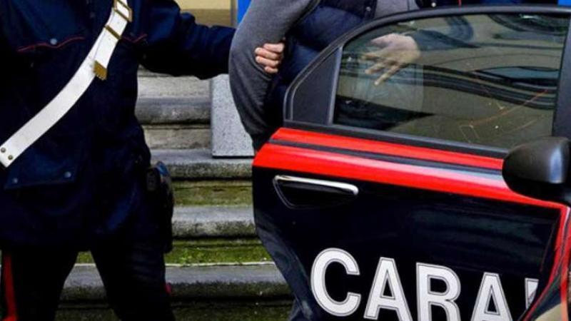 Picchia e violenta l'ex moglie davanti al figlio dodicenne