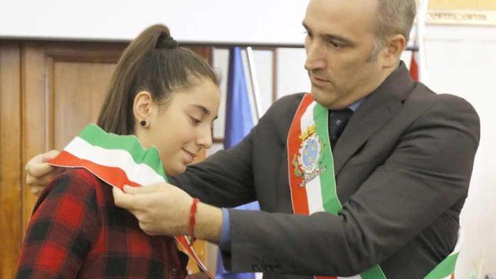Il sindaco Massimiliano Ghimenti fa indossare la fascia tricolore alla giovane collega (fotoservizio Muzzi)