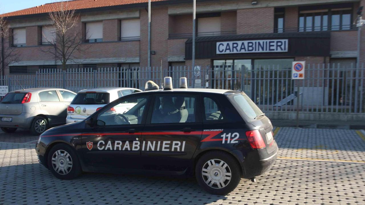 Trova un portafoglio con 700 euro e lo restituisce