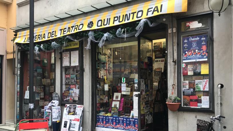 Da Boorea un aiuto alla Libreria del Teatro. «Un’emozione ricevere il contributo»