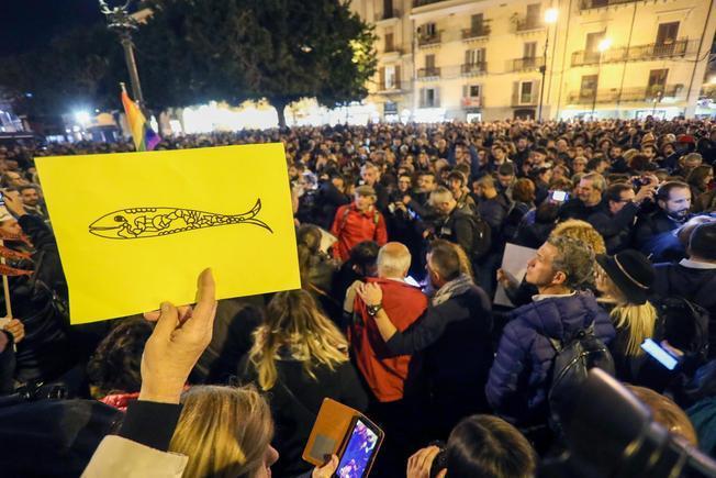 Le sardine in una piazza (foto archivio)