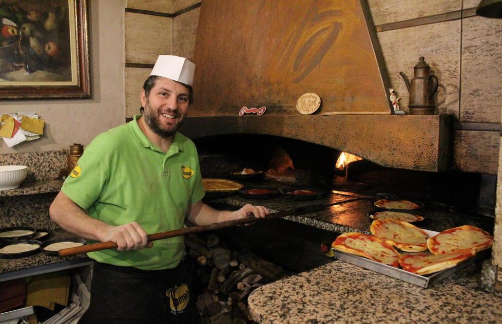 Un tuffo moderno nella tradizione: da Tomei la pizza nasce tra i quadri 